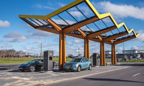 Rechter doet uitspraak: er komen nog veel meer laadpalen bij tankstations!