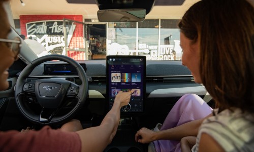 Ford brengt karaoke naar de auto met een nieuwe functie voor EV-rijders Ford brengt karaoke naar de auto met een nieuwe functie voor EV-rijders