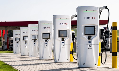 Ionity snellaadstation bij Apeldoorn laadt auto's op binnen enkele minuten Ionity snellaadstation bij Apeldoorn laadt auto's op binnen enkele minuten
