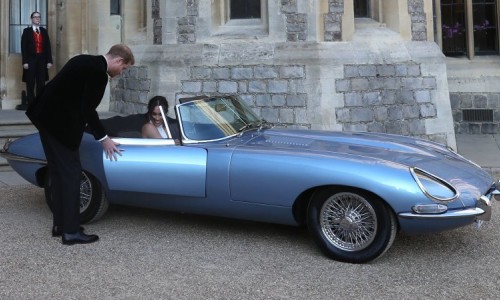 Prince Harry en Meghan Markle rijden in Jaguar E-Type Zero
