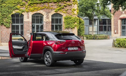 Video: zo werken die aparte deuren van de Mazda MX-30 Video: zo werken die aparte deuren van de Mazda MX-30