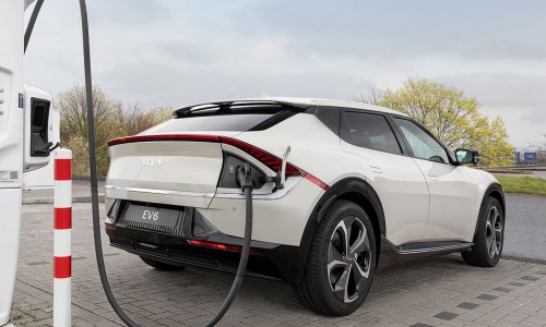 Voor de slimme EV-rijders: elektrische auto snelladen en schoonmaken tegelijk