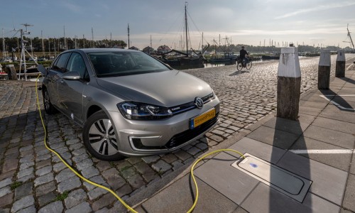 Eerste ondergrondse laadpaal voor elektrische auto's geplaatst in Rotterdam