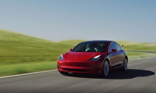Weer recordaantal elektrische auto's verkocht, Tesla Model 3 verslaat iedereen