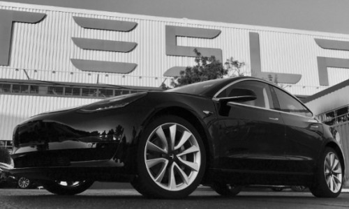 Elon Musk maakt eerste foto's definitieve Tesla Model 3 leasemodel