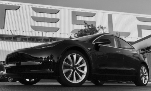 Elon Musk maakt eerste foto's definitieve Tesla Model 3 leasemodel Elon Musk maakt eerste foto's definitieve Tesla Model 3 leasemodel