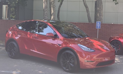 Tesla Model Y elektrische crossover in het rood gespot Tesla Model Y elektrische crossover in het rood gespot