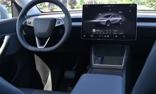 Tesla Summer Update 2026 maakt van de auto een mobiele vergaderruimte