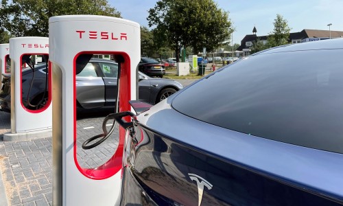 Tesla Superchargers nu ook open voor andere merken Tesla Superchargers nu ook open voor andere merken