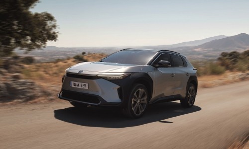 Toyota bZ4X heeft 450 km actieradius en een 'yoke' stuur zoals Tesla