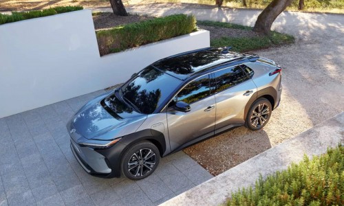 Toyota bZ4X - de elektrische auto met zonnepanelen in het dak