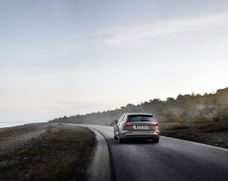 Volvo V60 2.0b4 mhev core 155kW geartronic aut