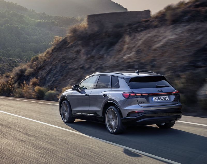 Audi Q4 e-tron 77kWh 45 e-tron Advanced edition quattro, Navarrablauw + ASSISTENTIEPAKKET PLUS