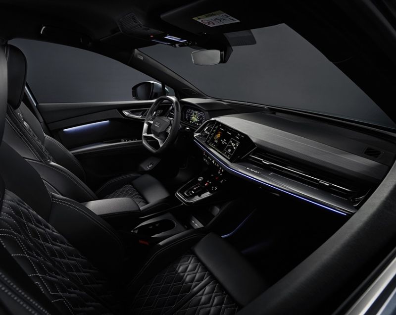 Audi Q4 e-tron 77kWh 45 e-tron Advanced edition quattro, Navarrablauw + ASSISTENTIEPAKKET PLUS