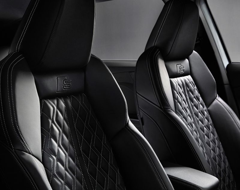 Audi Q4 e-tron 77kWh 45 e-tron Advanced edition quattro, Navarrablauw + ASSISTENTIEPAKKET PLUS