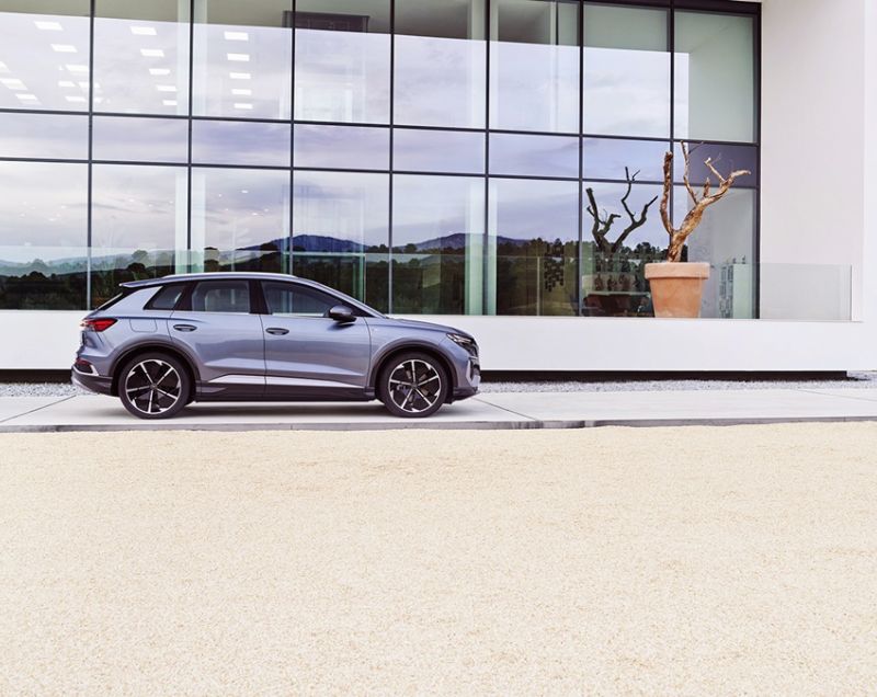 Audi Q4 e-tron 77kWh 45 e-tron Advanced edition quattro, Navarrablauw + ASSISTENTIEPAKKET PLUS