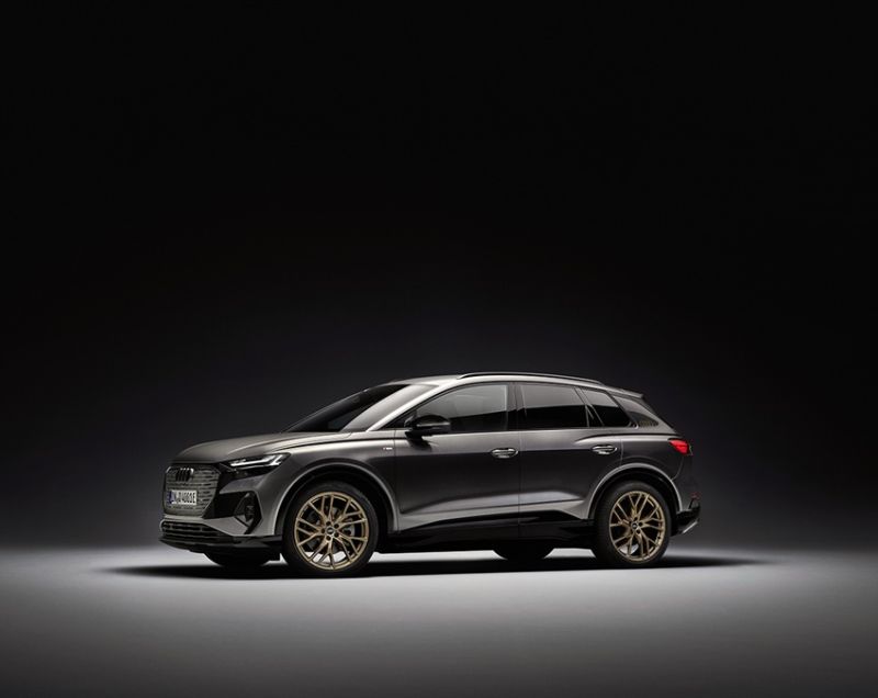 Audi Q4 e-tron 77kWh 45 e-tron Advanced edition quattro, Navarrablauw + ASSISTENTIEPAKKET PLUS