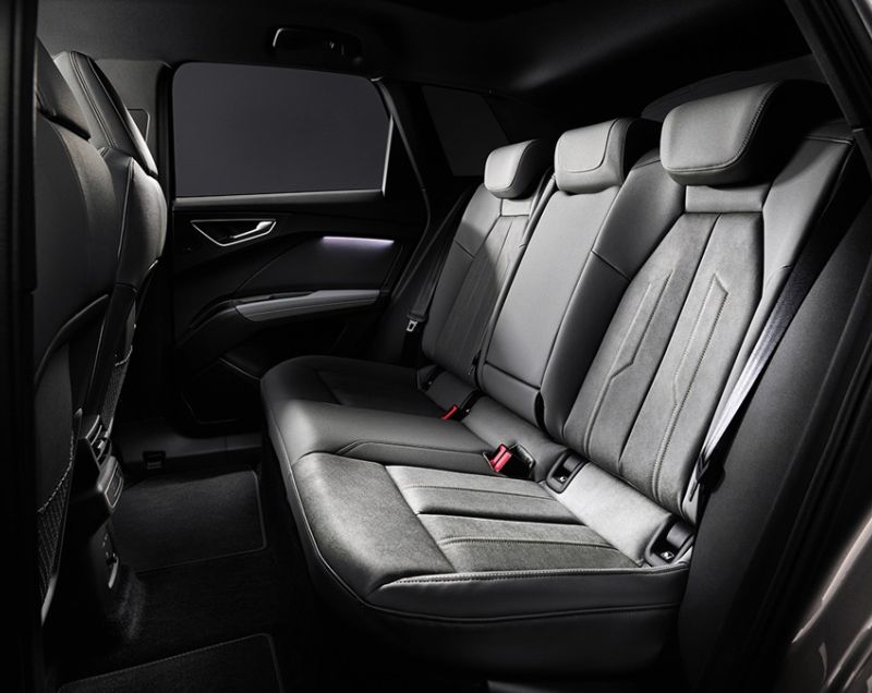 Audi Q4 e-tron 77kWh 45 e-tron Advanced edition quattro, Navarrablauw + ASSISTENTIEPAKKET PLUS