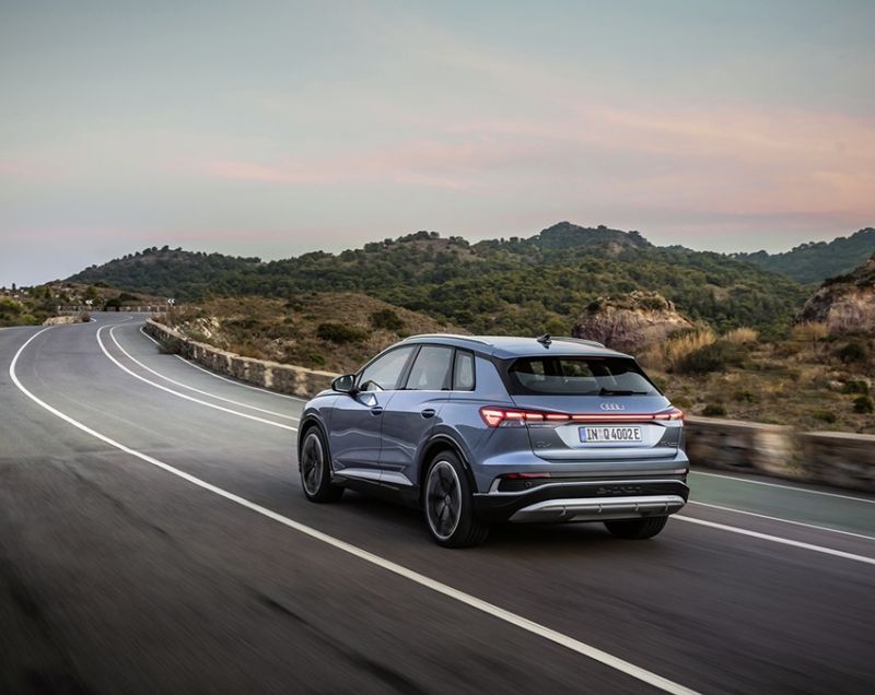Audi Q4 e-tron 77kWh 45 e-tron Advanced edition quattro, Navarrablauw + ASSISTENTIEPAKKET PLUS