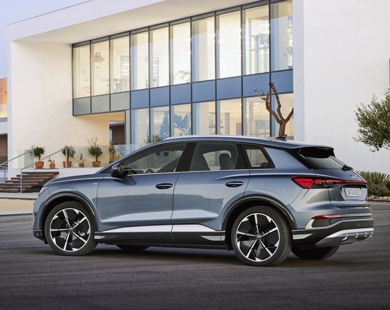 Audi Q4 e-tron 77kWh 45 e-tron Advanced edition quattro, Navarrablauw + ASSISTENTIEPAKKET PLUS
