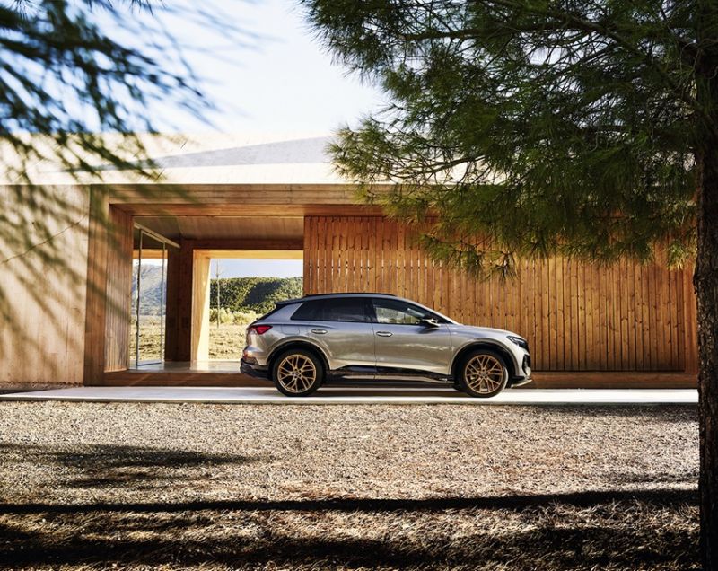 Audi Q4 e-tron 77kWh 45 quattro S edition Competition, Navarrablauw + PANORAMADAK Audi Q4 e-tron 77kWh 45 quattro S edition Competition, Navarrablauw + PANORAMADAK