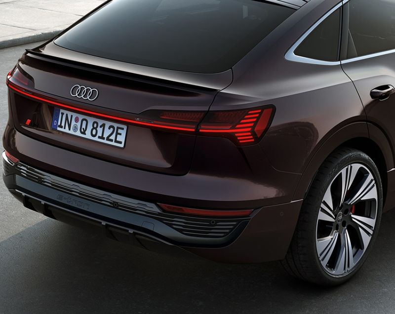 Audi Q8 sportback e-tron 95kWh 50 edition quattro - COMPLEET VERNIEUWD!