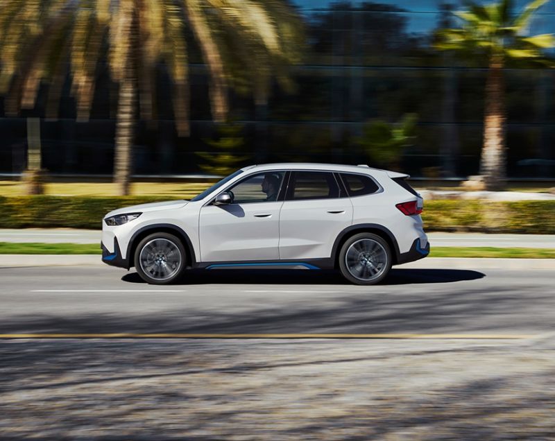 BMW iX1 64.8kWh xDrive30 - STANDAARD RIJK UITGERUST