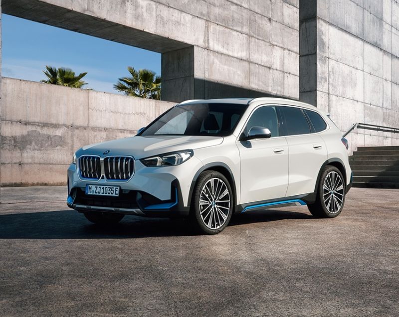 BMW iX1 64.8kWh eDrive20 M Sportpakket, Space Silber + PREMIUM PACK BMW iX1 64.8kWh eDrive20 M Sportpakket, Space Silber + PREMIUM PACK