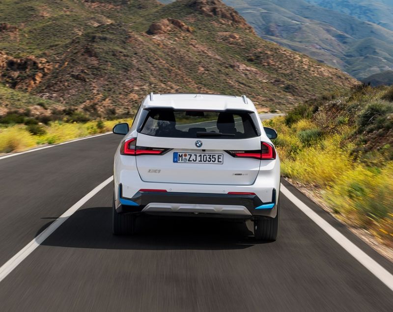 BMW iX1 64.8kWh eDrive20 M Sportpakket, Space Silber + PREMIUM PACK BMW iX1 64.8kWh eDrive20 M Sportpakket, Space Silber + PREMIUM PACK