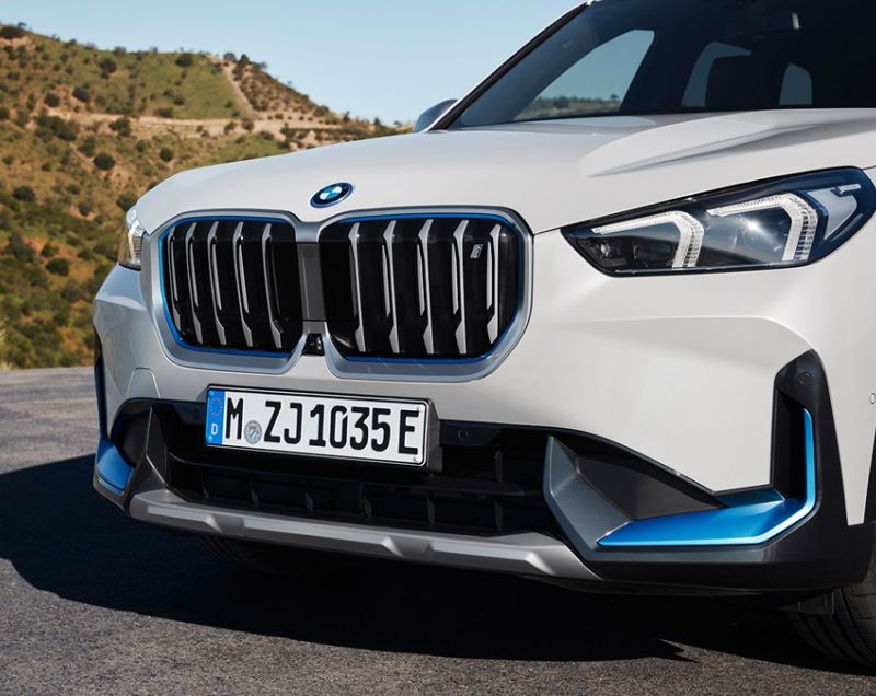 BMW iX1 64.8kWh eDrive20 M Sportpakket, Space Silber + PREMIUM PACK BMW iX1 64.8kWh eDrive20 M Sportpakket, Space Silber + PREMIUM PACK