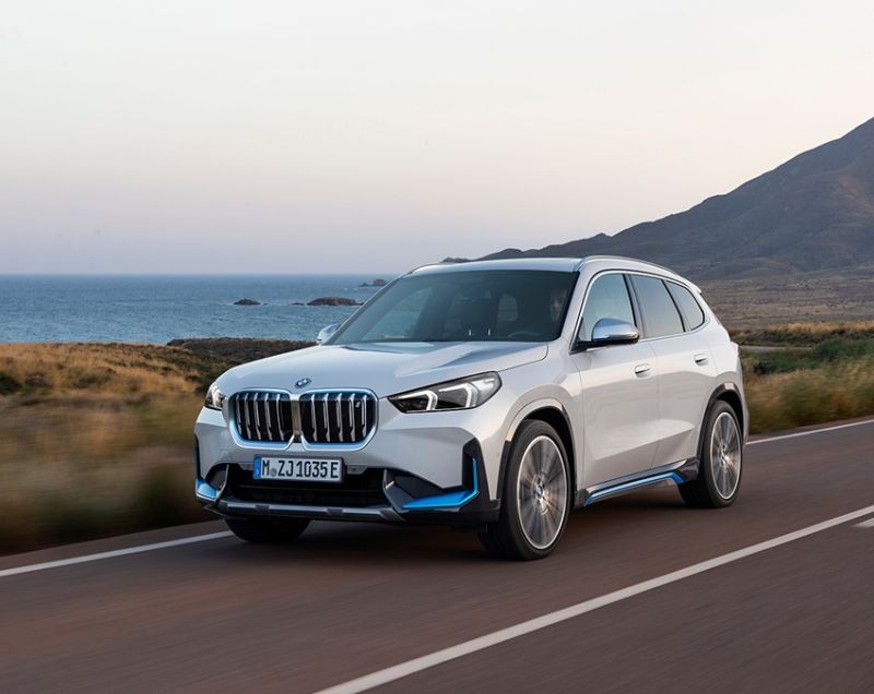 BMW iX1 64.8kWh eDrive20 M Sport Edition, Space Silber + PREMIUM PACK BMW iX1 64.8kWh eDrive20 M Sport Edition, Space Silber + PREMIUM PACK