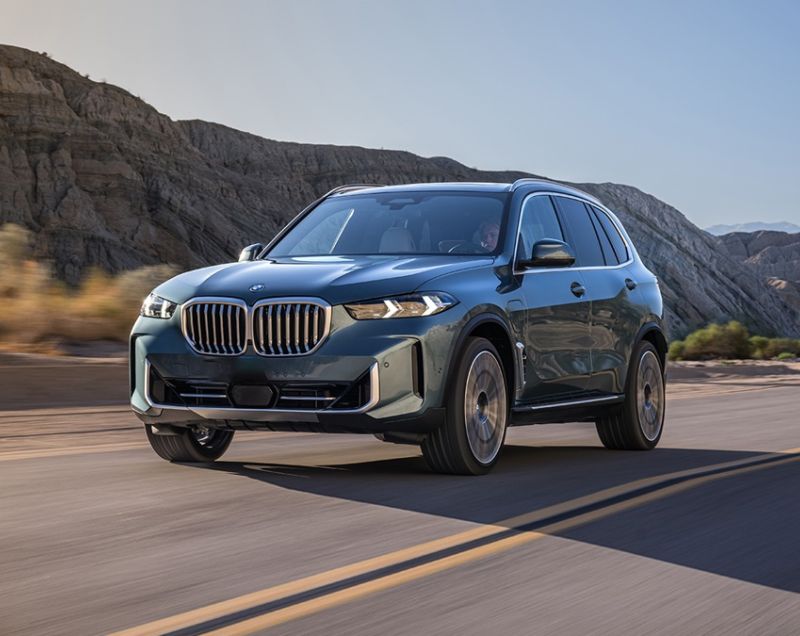 BMW X5 xDrive50e M Sportpakket Pro, Skyscraper Grey + PANORAMADAK / 22 INCH VELGEN / TREKHAAK / ZEER COMPLEET! / FL v.a. €1.599 P/M