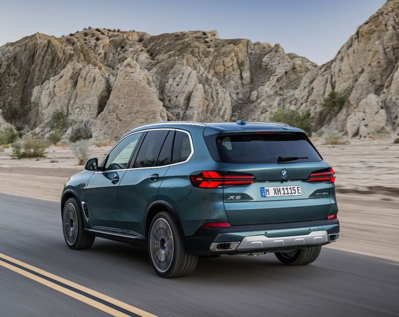 BMW X5 xDrive50e M Sportpakket Pro, Skyscraper Grey + PANORAMADAK / 22 INCH VELGEN / TREKHAAK / ZEER COMPLEET! / FL v.a. €1.599 P/M