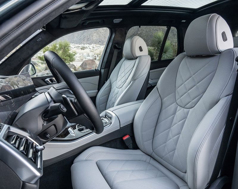BMW X5 xDrive50e M Sportpakket Pro, Skyscraper Grey + PANORAMADAK / 22 INCH VELGEN / TREKHAAK / ZEER COMPLEET! / FL v.a. €1.599 P/M