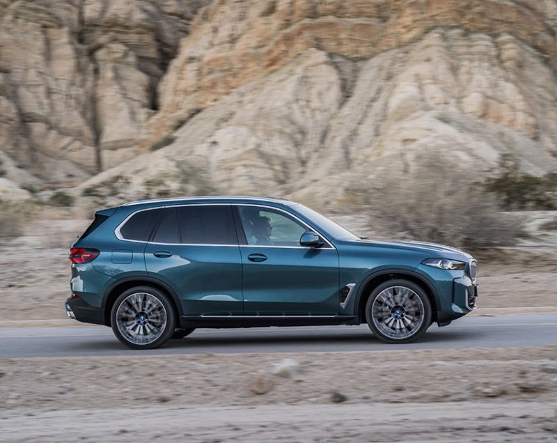 BMW X5 xDrive50e M Sportpakket Pro, Skyscraper Grey + PANORAMADAK / 22 INCH VELGEN / TREKHAAK / ZEER COMPLEET! / FL v.a. €1.599 P/M