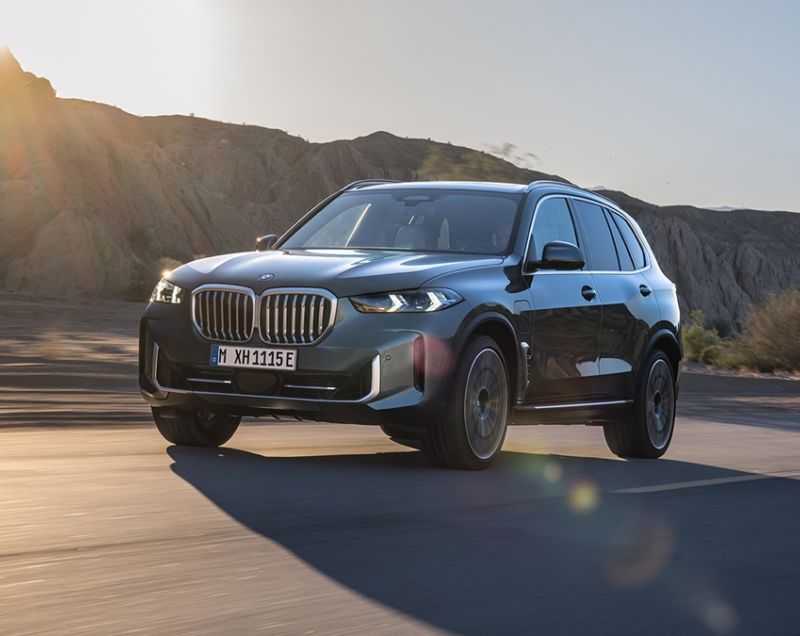 BMW X5 xDrive50e M Sportpakket Pro, Skyscraper Grey + PANORAMADAK / 22 INCH VELGEN / TREKHAAK / ZEER COMPLEET! / FL v.a. €1.599 P/M