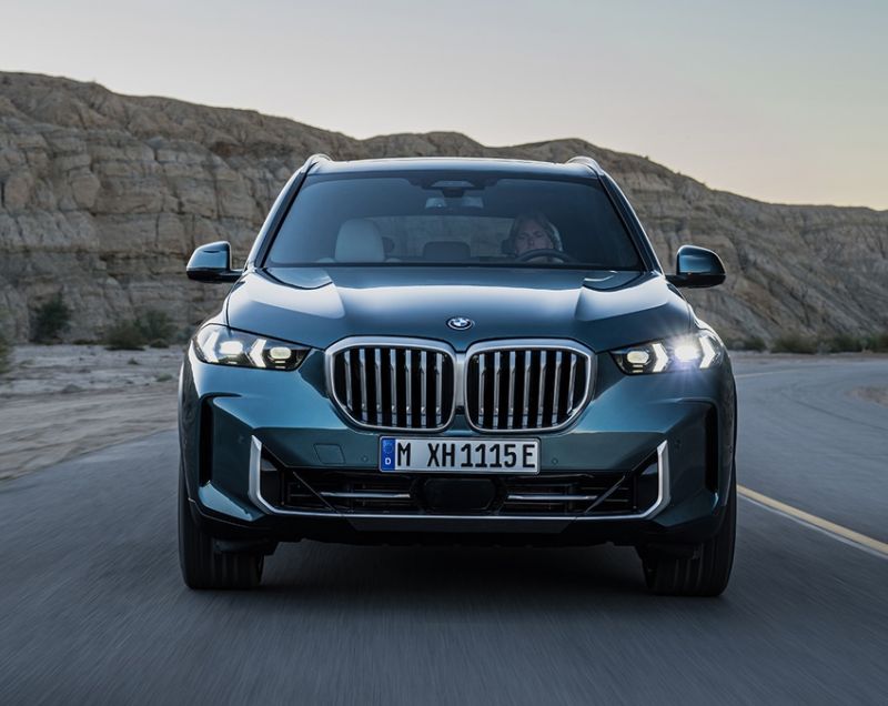 BMW X5 xDrive50e M Sportpakket Pro, Skyscraper Grey + PANORAMADAK / 22 INCH VELGEN / TREKHAAK / ZEER COMPLEET! / FL v.a. €1.599 P/M