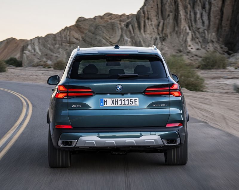 BMW X5 xDrive50e M Sportpakket Pro, Skyscraper Grey + PANORAMADAK / 22 INCH VELGEN / TREKHAAK / ZEER COMPLEET! / FL v.a. €1.599 P/M