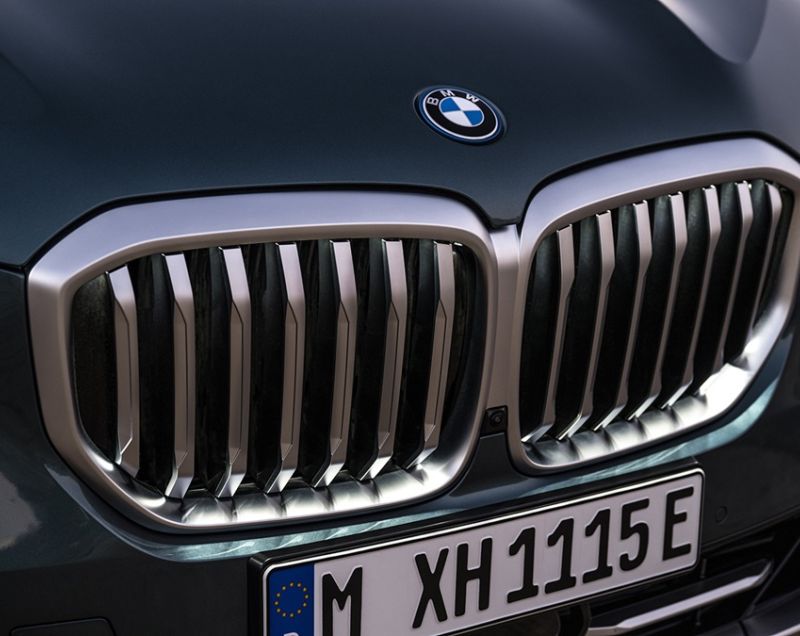 BMW X5 xDrive50e M Sportpakket Pro, Skyscraper Grey + PANORAMADAK / 22 INCH VELGEN / TREKHAAK / ZEER COMPLEET! / FL v.a. €1.599 P/M