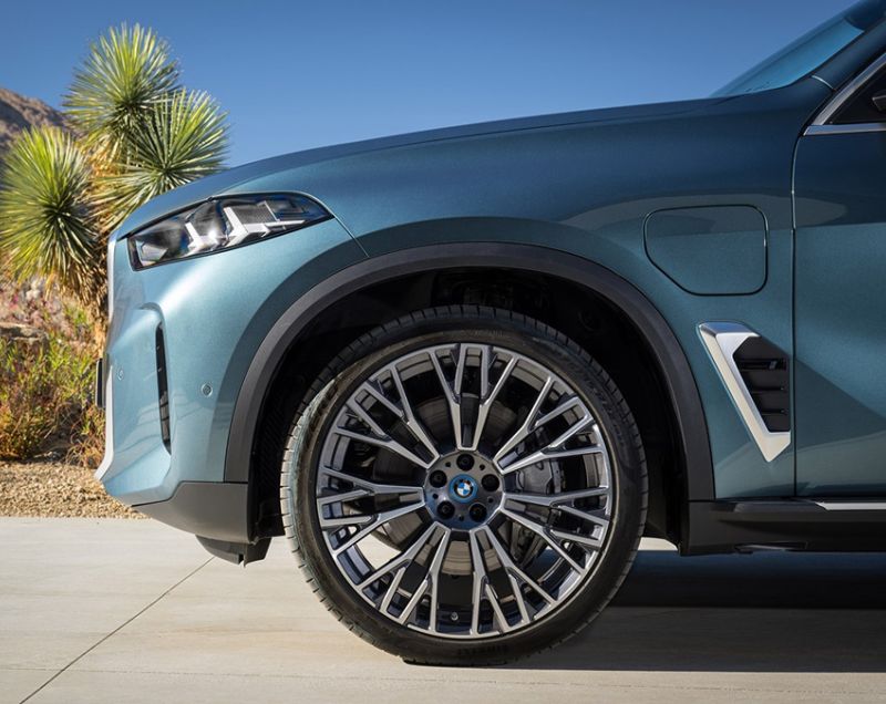 BMW X5 xDrive50e M Sportpakket Pro, Skyscraper Grey + PANORAMADAK / 22 INCH VELGEN / TREKHAAK / ZEER COMPLEET! / FL v.a. €1.599 P/M