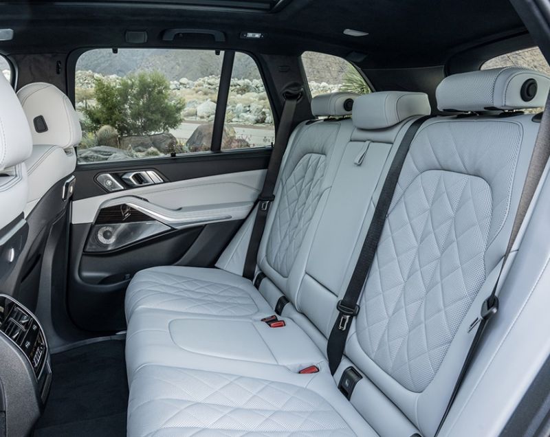BMW X5 xDrive50e M Sportpakket Pro, Skyscraper Grey + PANORAMADAK / 22 INCH VELGEN / TREKHAAK / ZEER COMPLEET! / FL v.a. €1.599 P/M