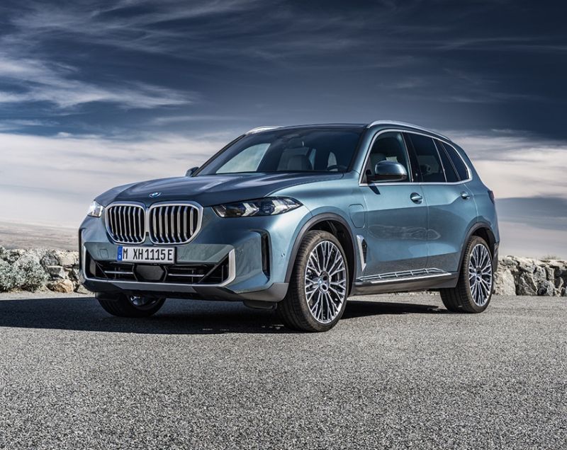 BMW X5 xDrive50e M Sportpakket Pro, Skyscraper Grey + PANORAMADAK / 22 INCH VELGEN / TREKHAAK / ZEER COMPLEET! / FL v.a. €1.599 P/M