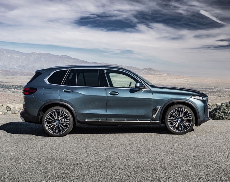 BMW X5 xDrive50e M Sportpakket Pro, Skyscraper Grey + PANORAMADAK / 22 INCH VELGEN / TREKHAAK / ZEER COMPLEET! / FL v.a. €1.599 P/M