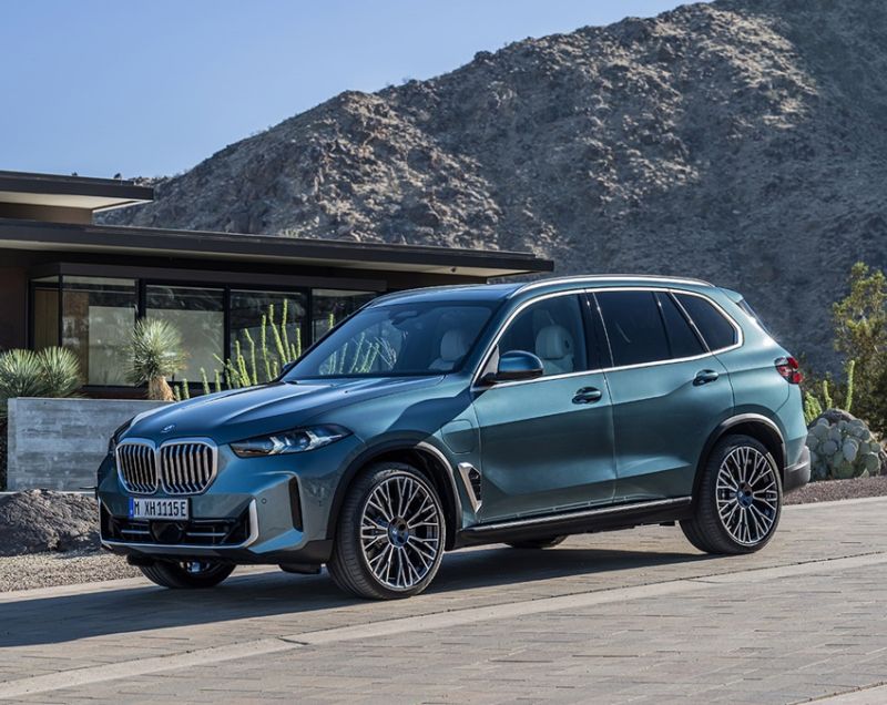 BMW X5 xDrive50e M Sportpakket Pro, Skyscraper Grey + PANORAMADAK / 22 INCH VELGEN / TREKHAAK / ZEER COMPLEET! / FL v.a. €1.599 P/M