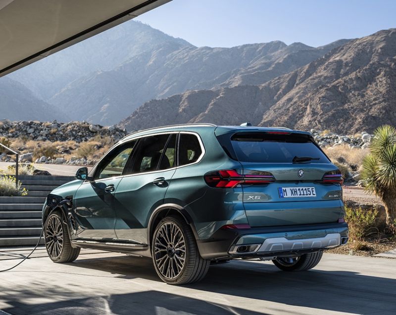 BMW X5 xDrive50e M Sportpakket Pro, Skyscraper Grey + PANORAMADAK / 22 INCH VELGEN / TREKHAAK / ZEER COMPLEET! / FL v.a. €1.599 P/M