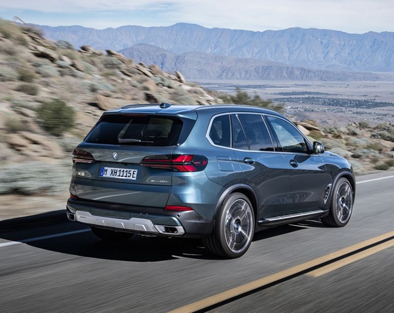 BMW X5 xDrive50e M Sportpakket Pro, Skyscraper Grey + PANORAMADAK / 22 INCH VELGEN / TREKHAAK / ZEER COMPLEET! / FL v.a. €1.599 P/M