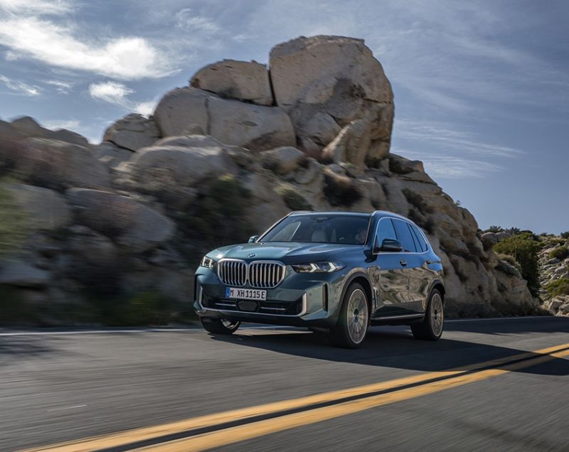 BMW X5 xDrive50e M Sportpakket Pro, Skyscraper Grey + PANORAMADAK / 22 INCH VELGEN / TREKHAAK / ZEER COMPLEET! / FL v.a. €1.599 P/M