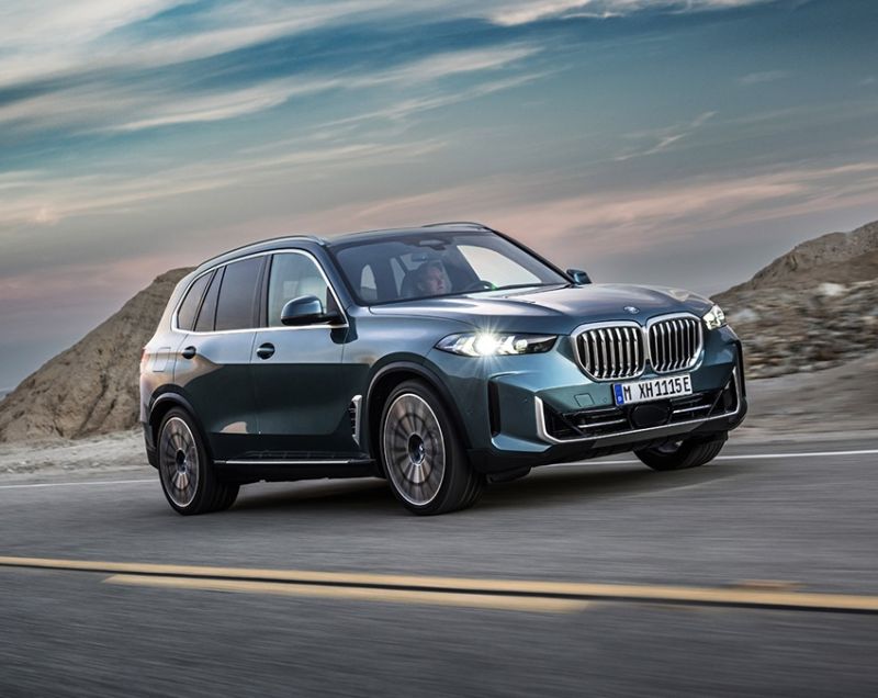 BMW X5 xDrive50e M Sportpakket Pro, Skyscraper Grey + PANORAMADAK / 22 INCH VELGEN / TREKHAAK / ZEER COMPLEET! / FL v.a. €1.599 P/M
