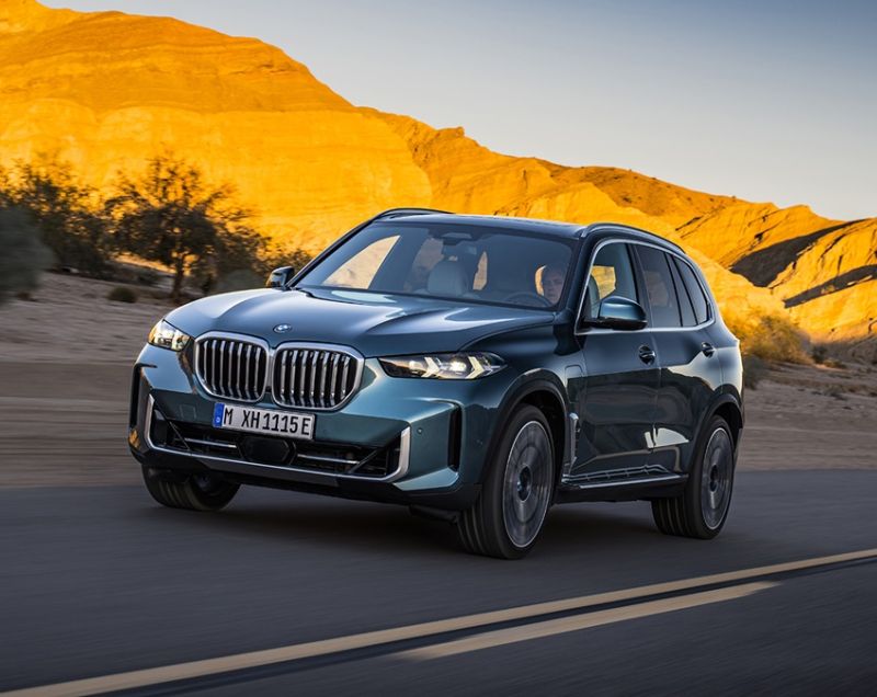 BMW X5 xDrive50e M Sportpakket Pro, Skyscraper Grey + PANORAMADAK / 22 INCH VELGEN / TREKHAAK / ZEER COMPLEET! / FL v.a. €1.599 P/M