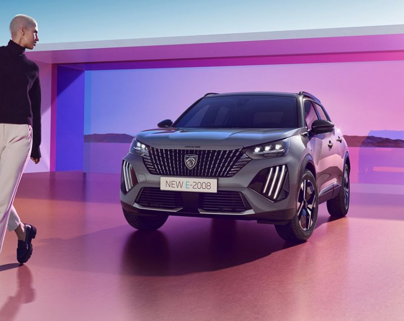 Peugeot 2008 1.2 PureTech 100 Allure, Noir Perla Nera + NAVIGATIE/VISIOPARK
